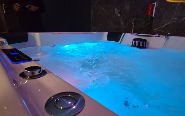Jacuzzi massage in vip room